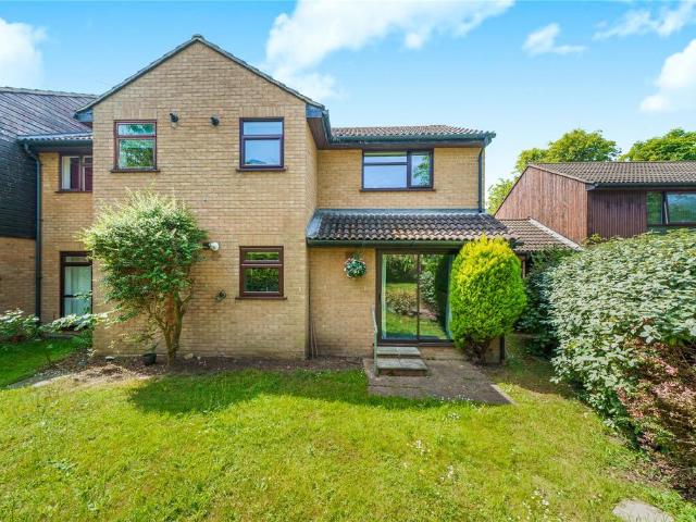 Flat for sale in Woking, Surrey