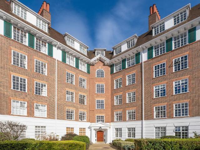 Flat for sale in Petersham, Greater London