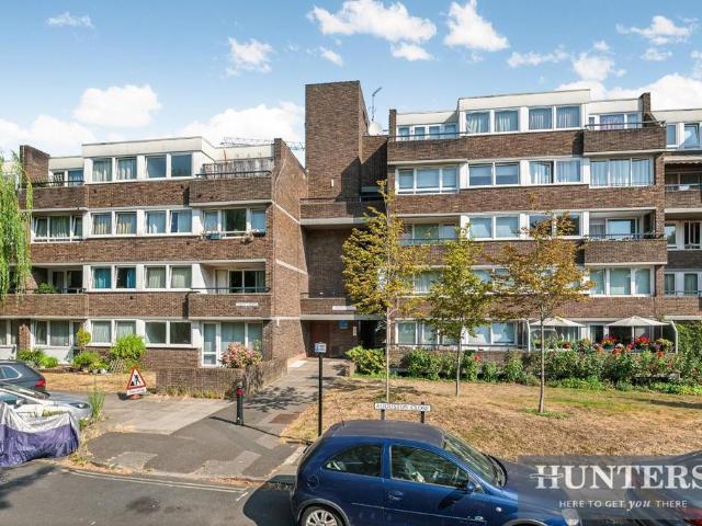 Flat for sale in London Borough of Hounslow, Greater London