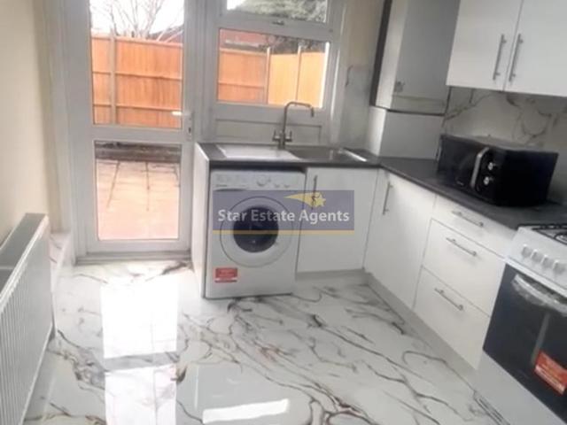 Flat for sale in London Borough of Ealing, Greenford