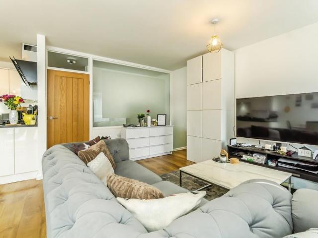 Flat for sale in Hillview, Surrey