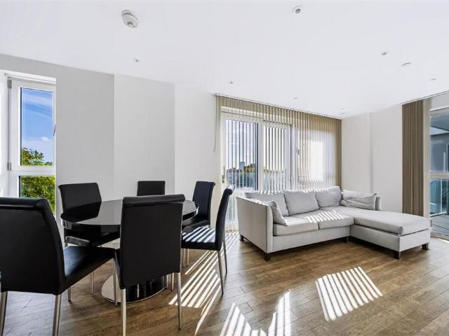 Flat for sale in London Borough of Lambeth, Greater London