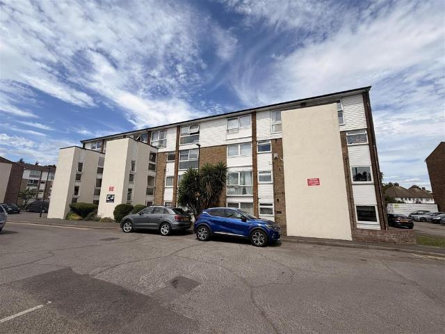 Flat for sale in Bowes, Greater London