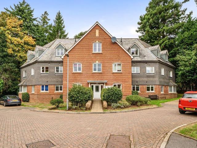 Flat for sale in Fole, Surrey