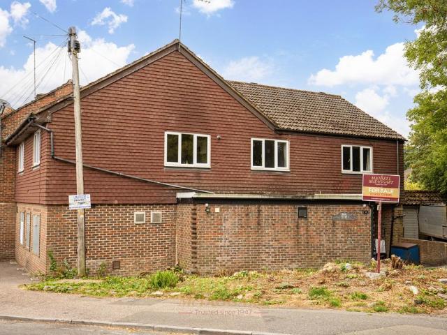 Flat for sale in Perryfields, West Sussex