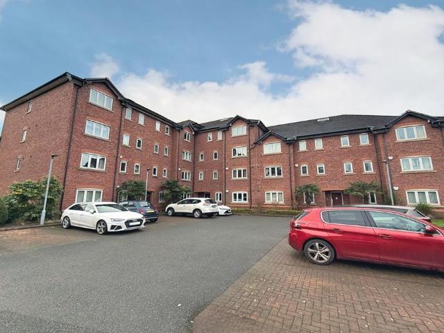 Flat for sale in Sale, Trafford