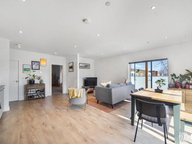 Flat for sale in Maryland, Greater London