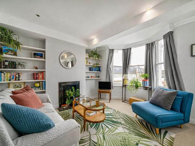 Flat for sale in Earlsfield, Greater London