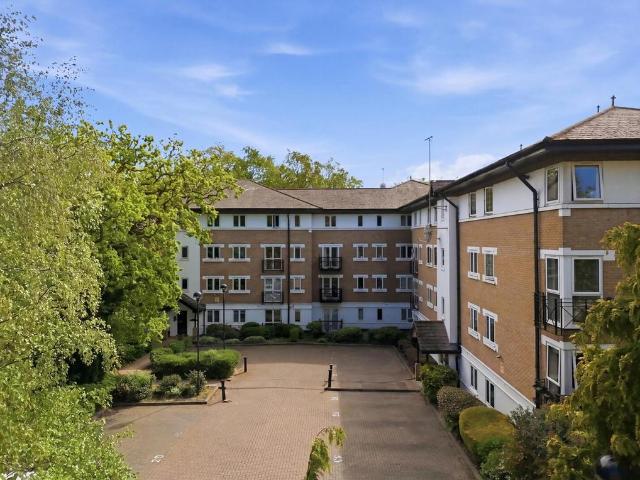 Flat for sale in Snaresbrook, Greater London