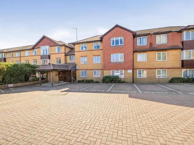 Flat for sale in Little Stanmore, Greater London