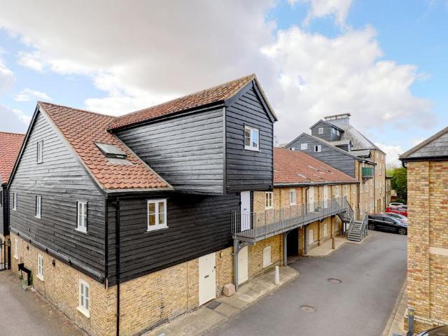 Flat for sale in Kings Hill, Colliers End