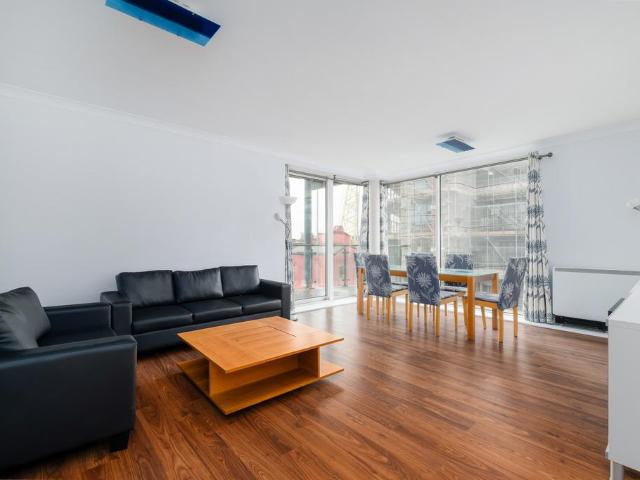 Flat for sale in Boardwalk Place, Blackwall