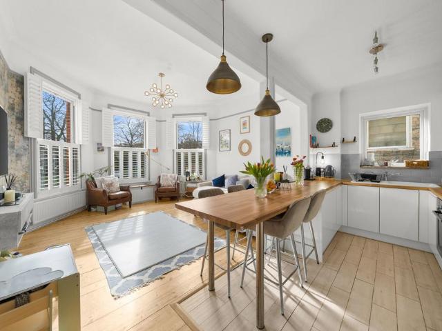 Flat for sale in Brondesbury, Greater London