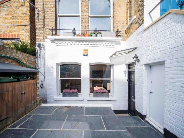 Flat for sale in Kentish Town, Greater London