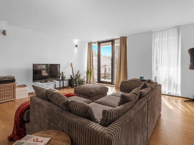 Flat for sale in North Kensington, Greater London