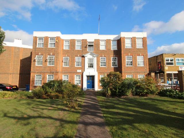Flat for sale in Friern Barnet, Greater London