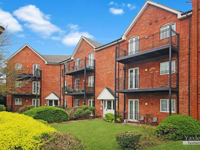 Flat for sale in Chipping Hill, Essex