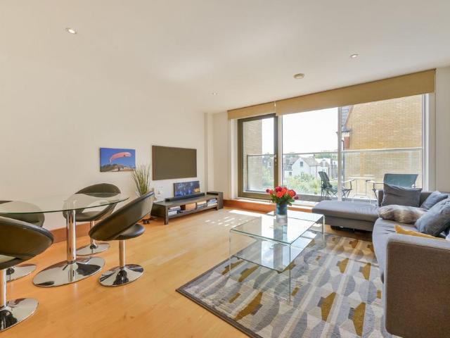 Flat for sale in London Borough of Hounslow, Strand