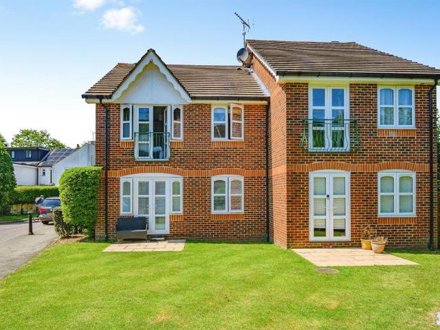 Flat for sale in Kingswood, North Watford