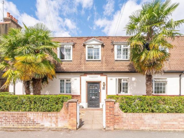 Flat for sale in New Malden, Greater London