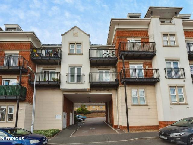 Flat for sale in Priory Gardens, Dartford