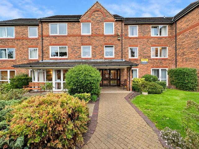 Flat for sale in Crosby, Sefton