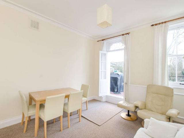 Flat for sale in Earl's Court, Greater London