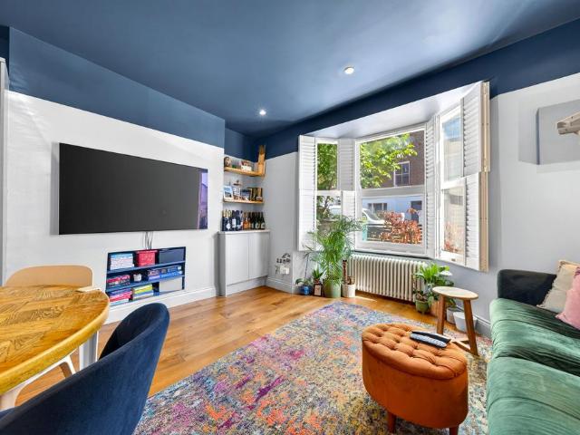 Flat for sale in Dartmouth Park, Greater London