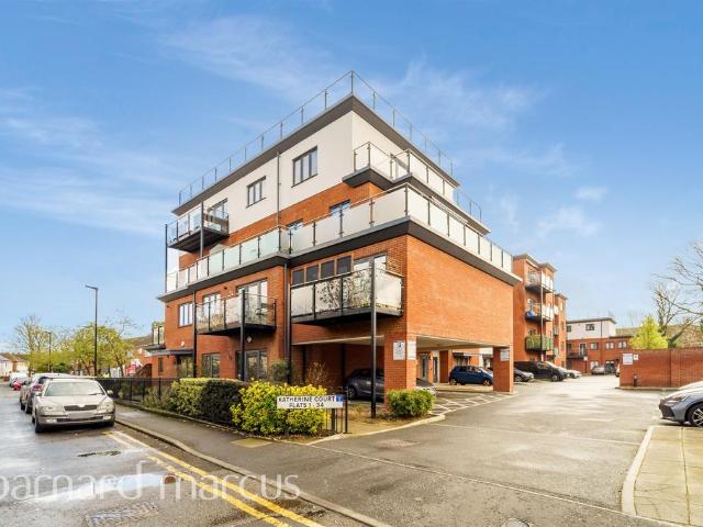 Flat for sale in London Borough of Hounslow, Hanworth