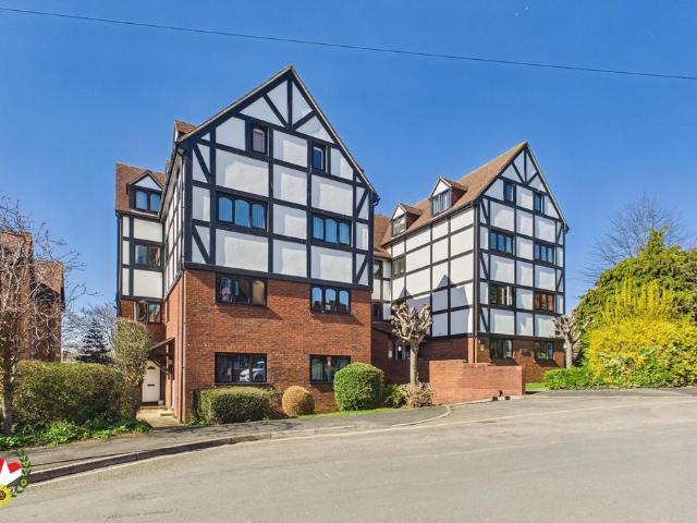 Flat for sale in Wotton, Gloucester