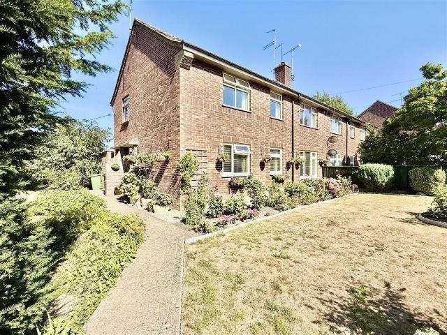 Flat for sale in North Wroughton, Swindon