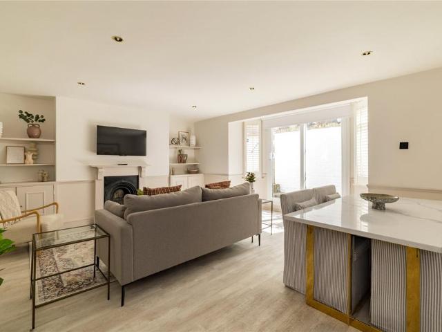Flat for sale in Stockwell, Greater London