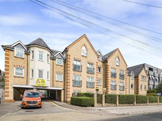 Flat for sale in Broom Hill, Greater London