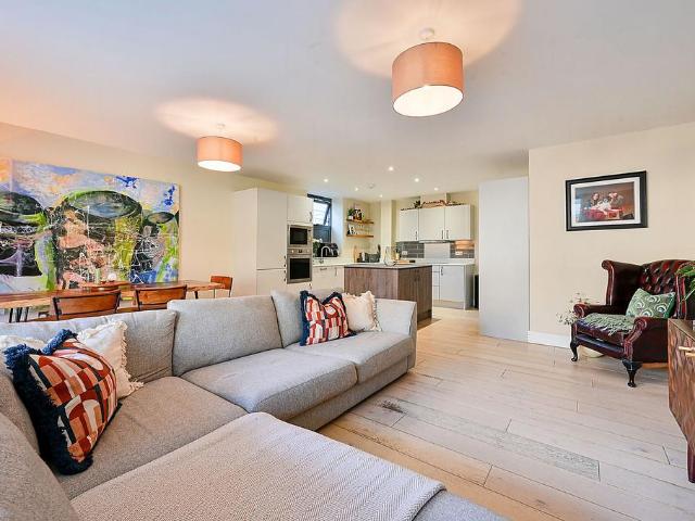 Flat for sale in Royal Borough of Kingston upon Thames, Greater London