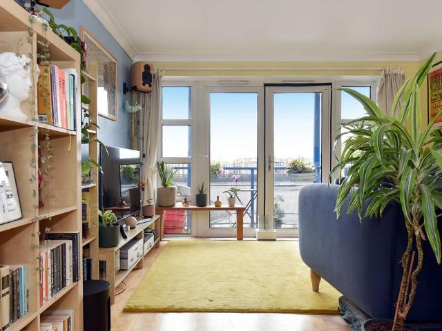 Flat for sale in Ratcliffe, Stepney