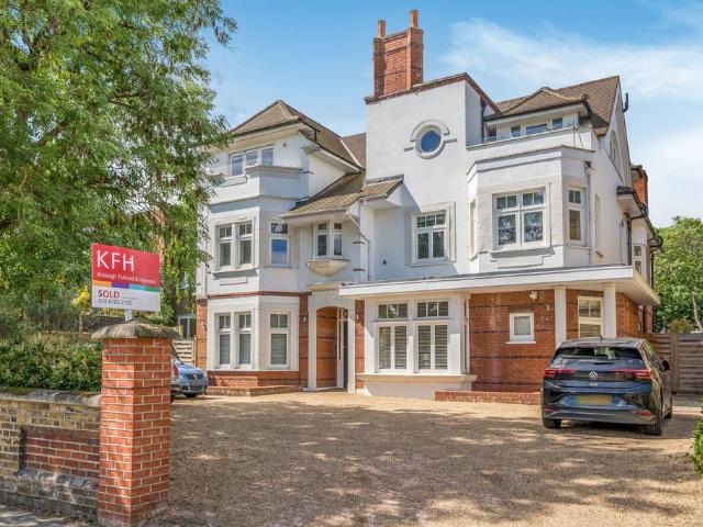 Flat for sale in Roehampton, Greater London
