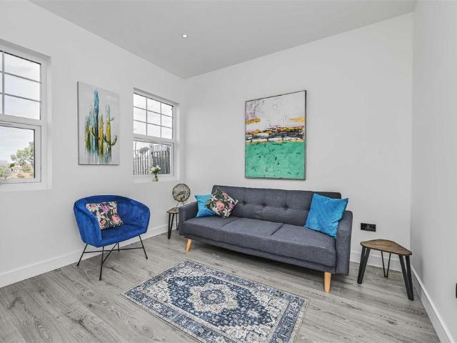 Flat for sale in North Sheen, Greater London