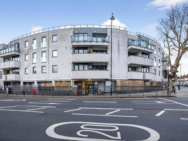 Flat for sale in Furzedown, Greater London