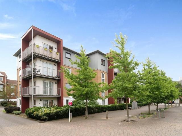Flat for sale in Grays, Essex