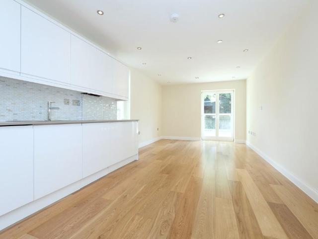 Flat for sale in London Borough of Ealing, Perivale