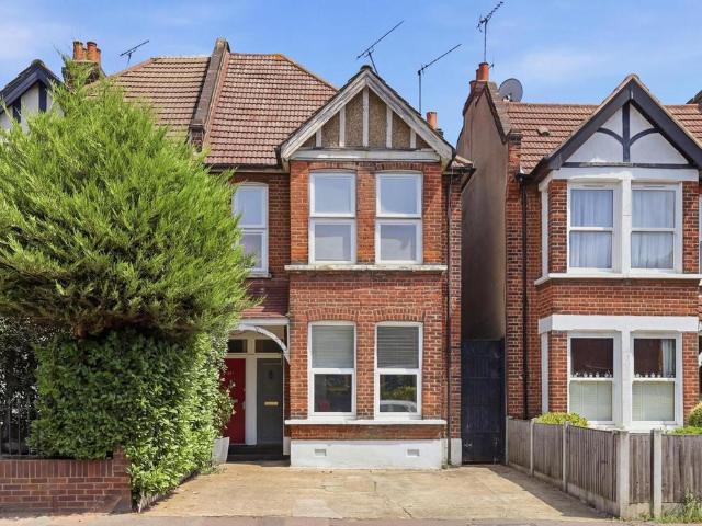 Flat for sale in Wanstead, Greater London