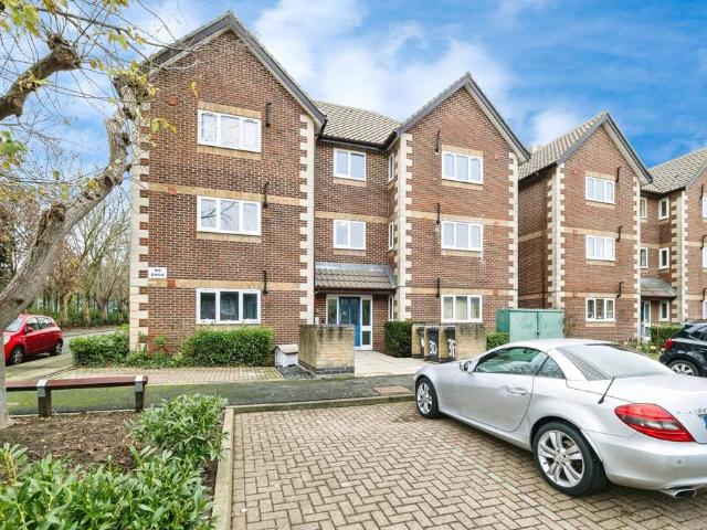 Flat for sale in Chingford, Greater London