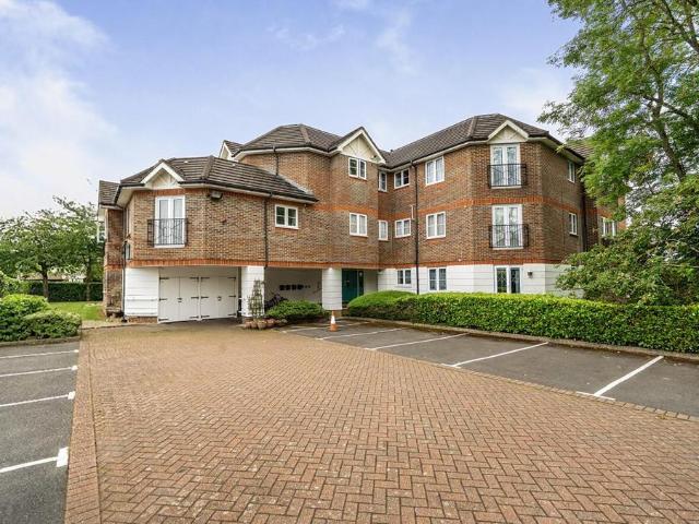 Flat for sale in Little Stanmore, Greater London