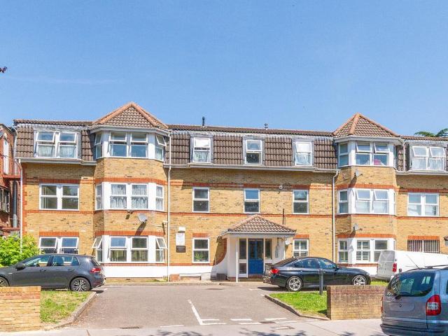Flat for sale in London Borough of Croydon, Waddon