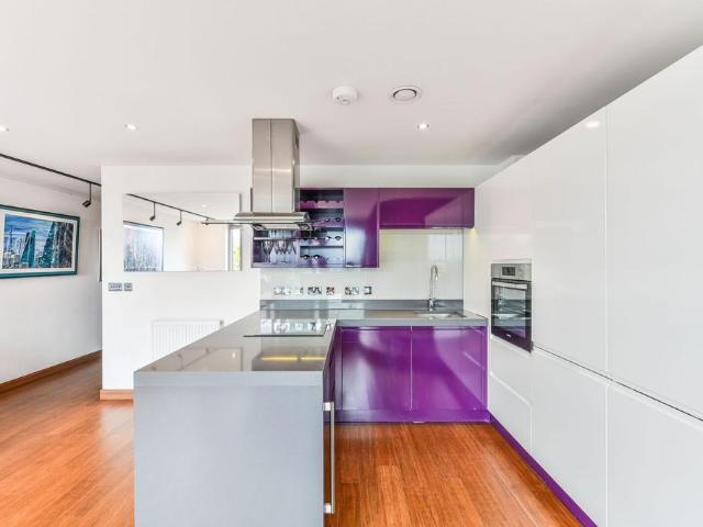 Flat for sale in Battersea, Greater London
