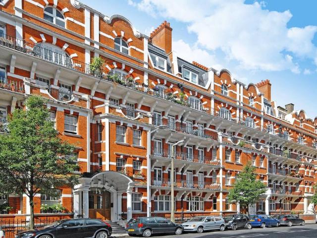 Flat for sale in Brompton, Greater London