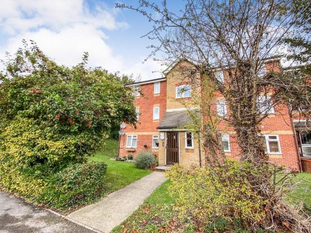 Flat for sale in Purfleet, Essex