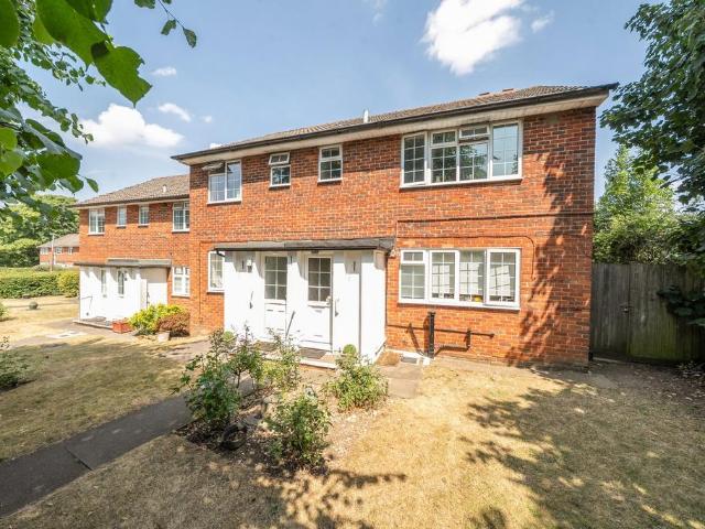 Flat for sale in Bushey, Bushey Heath