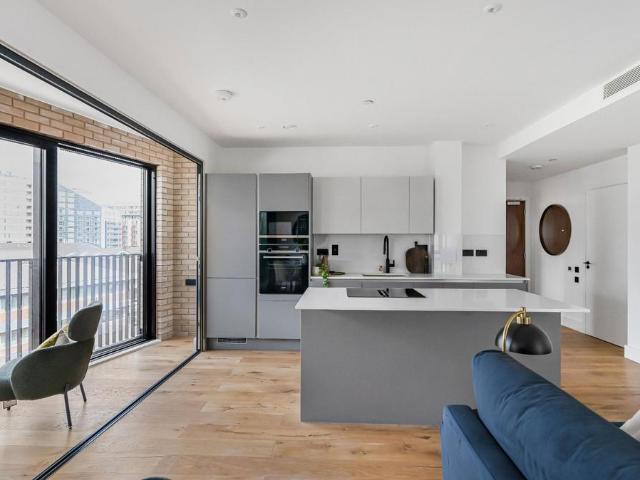 Flat for sale in Vauxhall, Greater London
