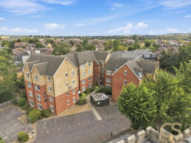 Flat for sale in Broxbourne, Hertfordshire